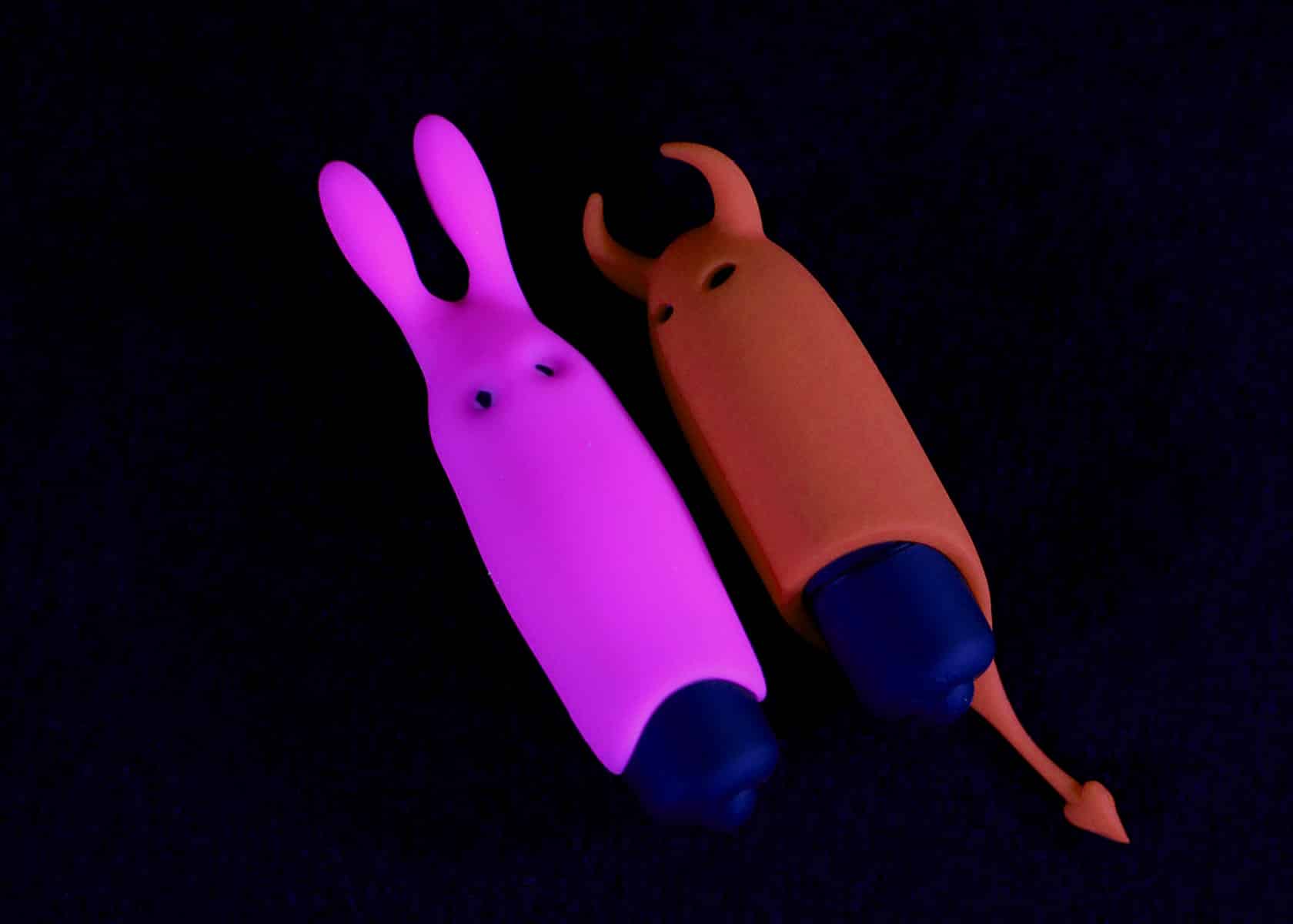 Søte og rampete vibratorer. En rosa kanin og en rød djevel.