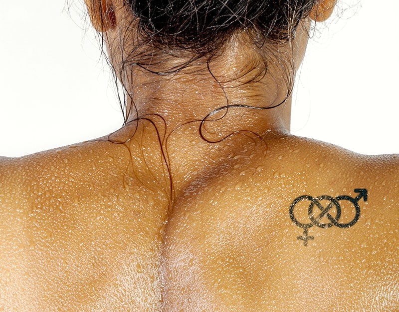 Naken rygg med transseksuell logo tatovering