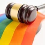 Dommer hammer LGB flagg rettigheter diskriminering: Holdningsarbeid i LGB-fiendtlige land