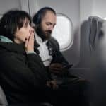 Dame på fly. Illustrerer en utilpass dame på vei til abort. Abortturisme.