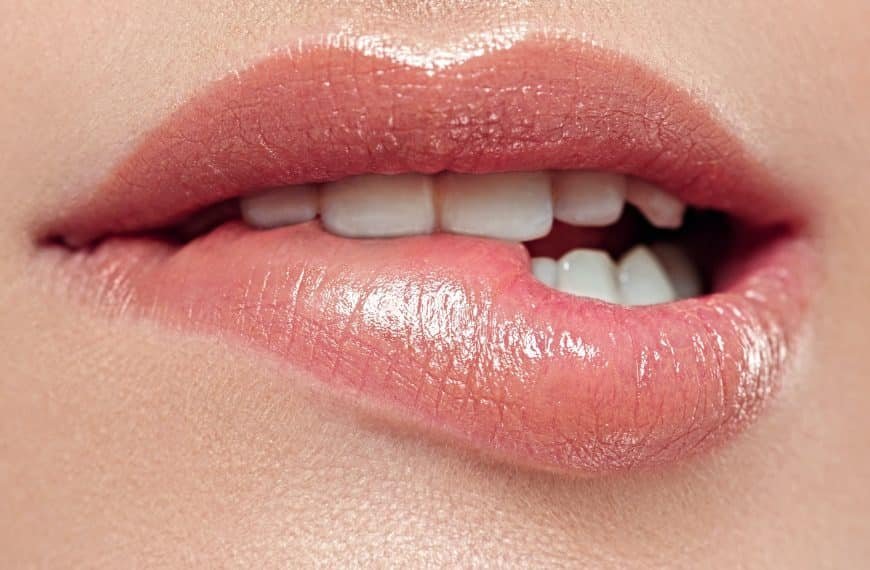 Hvordan skrive god erotikk: Illustrasjon med opphisset kvinne som biter seg i leppen