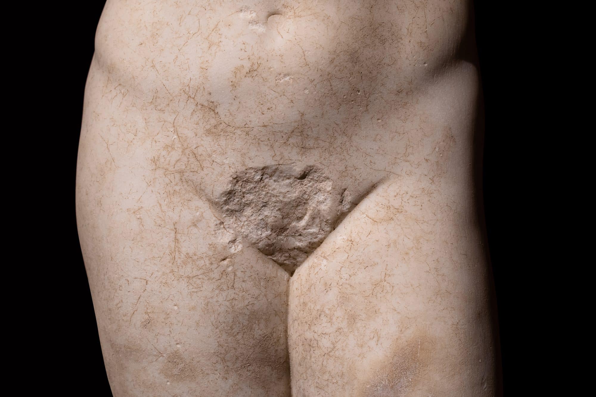 Statue fra antikken som mangler penis