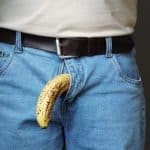 Dick Pic: Illustrert av mann med banan som stikker ut av buksesmekken
