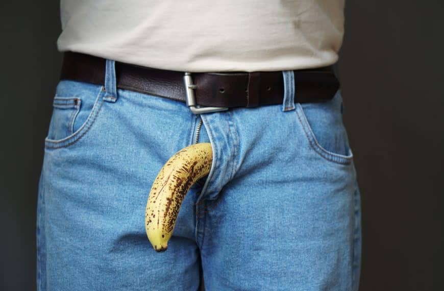 Dick Pic: Illustrert av mann med banan som stikker ut av buksesmekken