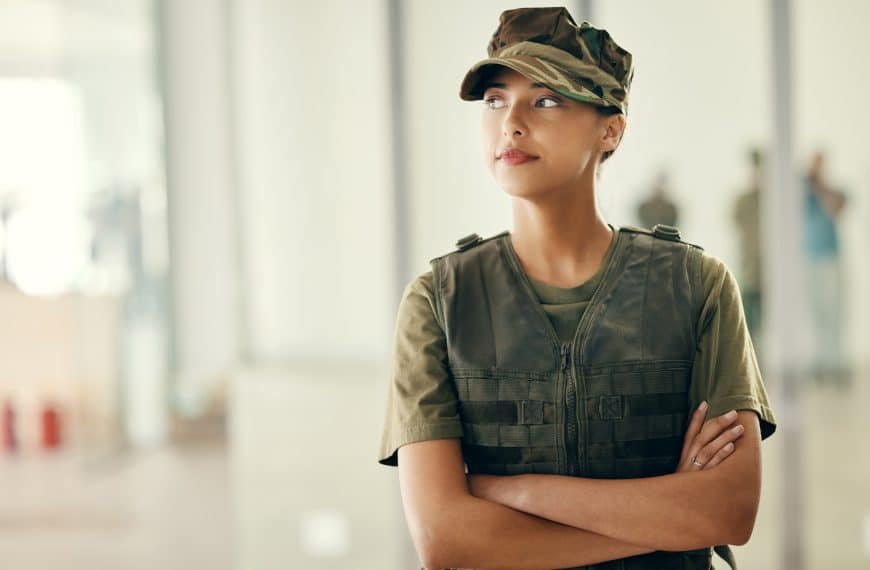 Erotisk novelle illustrasjon: Vakker dame i militær uniform