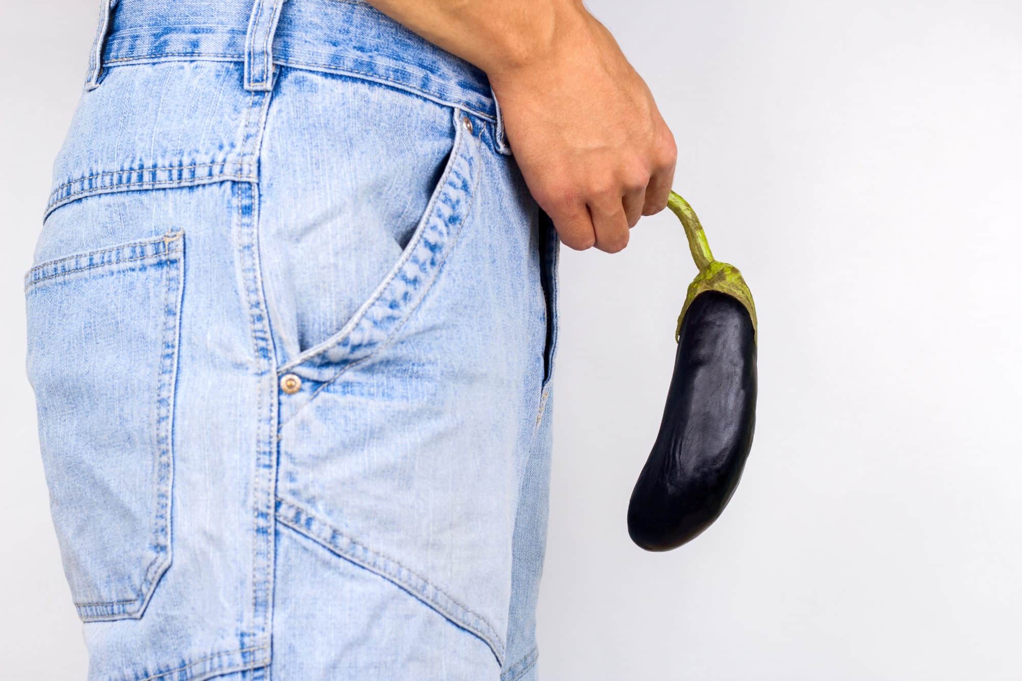 erektil dysfunksjon: Bilde av en mann som henger en frukt foran skrittet sitt