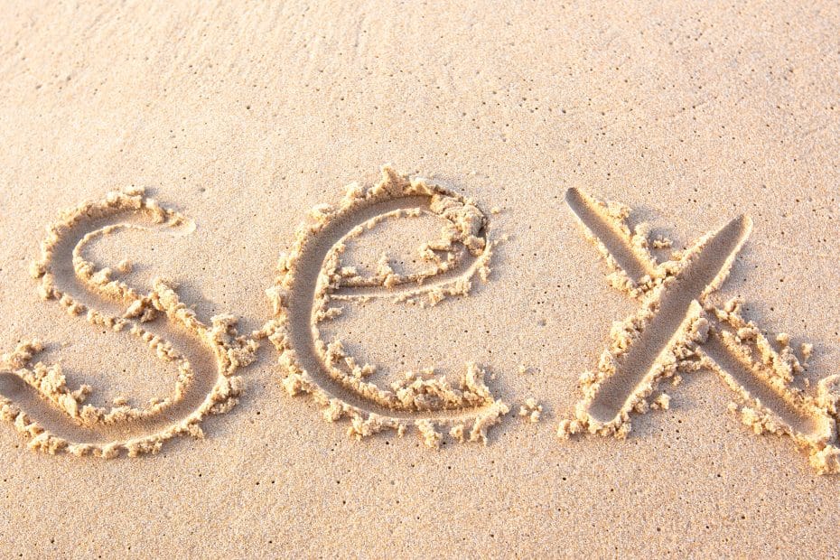 ordet sex skrevet i sanden