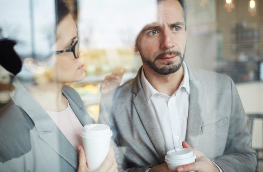 Swingende mann som er bekymret for rykter på arbeidsplassen
