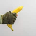 Seksuell respons: Bilde av en banan i en mannlig hånd med arbeidshanske på. Illustrerer den mannlige seksuelle responsen