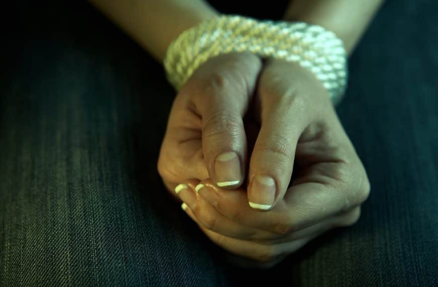 Bondage: kvinnehender bundet med tau