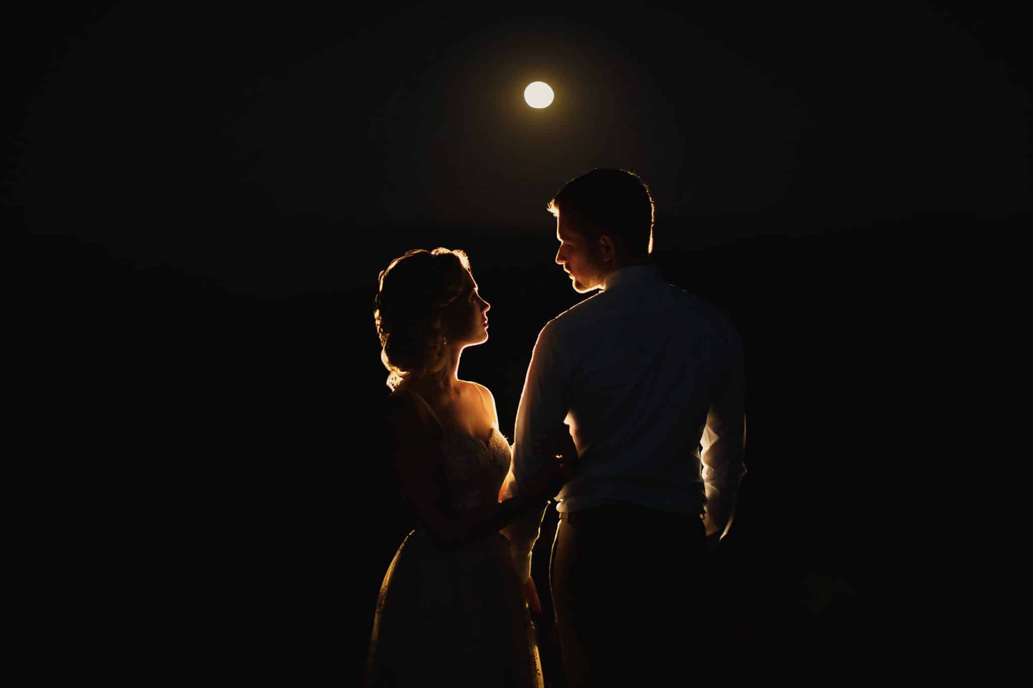 Par i måneskinn med forvetninger om kveldens erotiske opplevelse