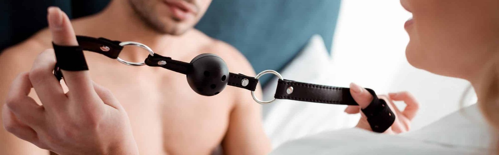 Dominans BDSM novelle illustrasjon: Dame trer gagball på mannen sin