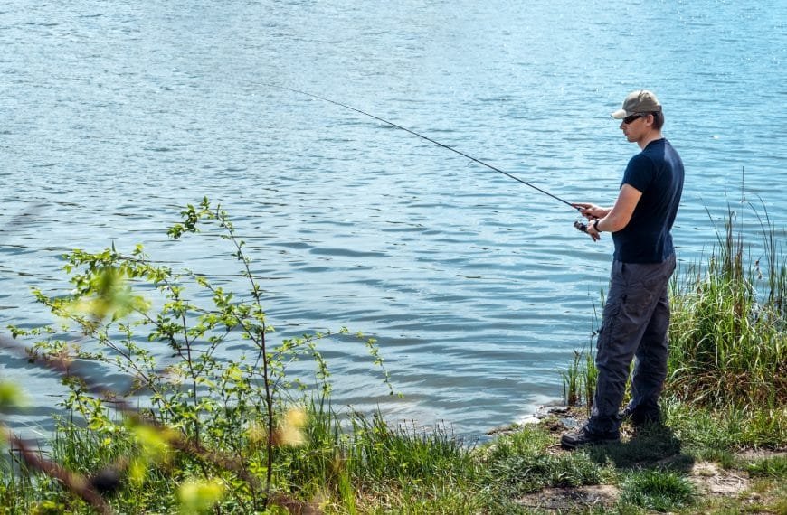 Mann på fisketur