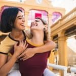 Lesbiske damer i romantisk situasjon. Illustrasjon til lesbisk erotisk novelle