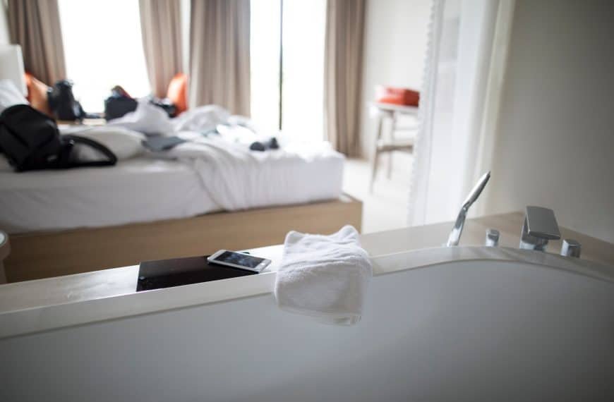 BIlde av et hotellrom hvor et par har kost seg