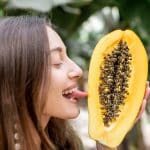 Hva smaker en fitte? Ikke papaya. Men bildet viser en dame som slikker en papaya, ligner litt på å slikke en vagina.