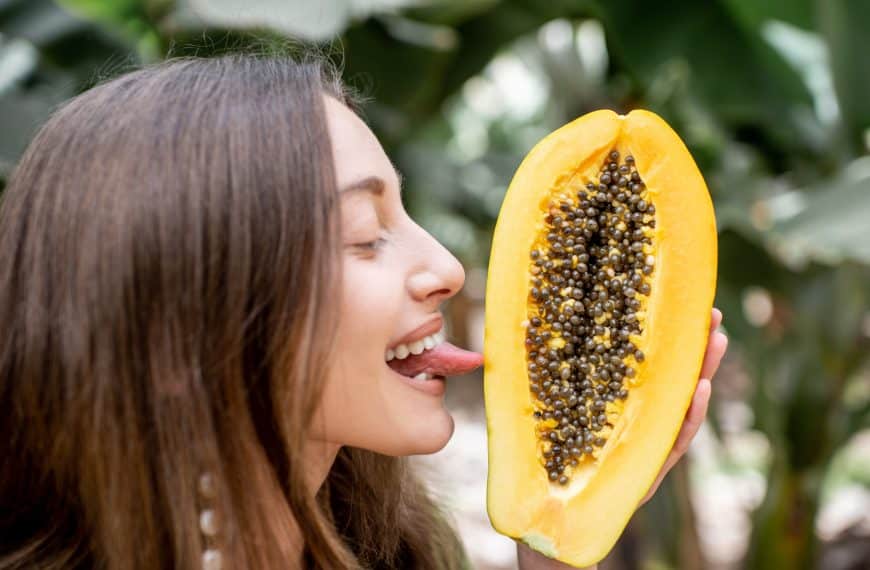 Hva smaker en fitte? Ikke papaya. Men bildet viser en dame som slikker en papaya, ligner litt på å slikke en vagina.