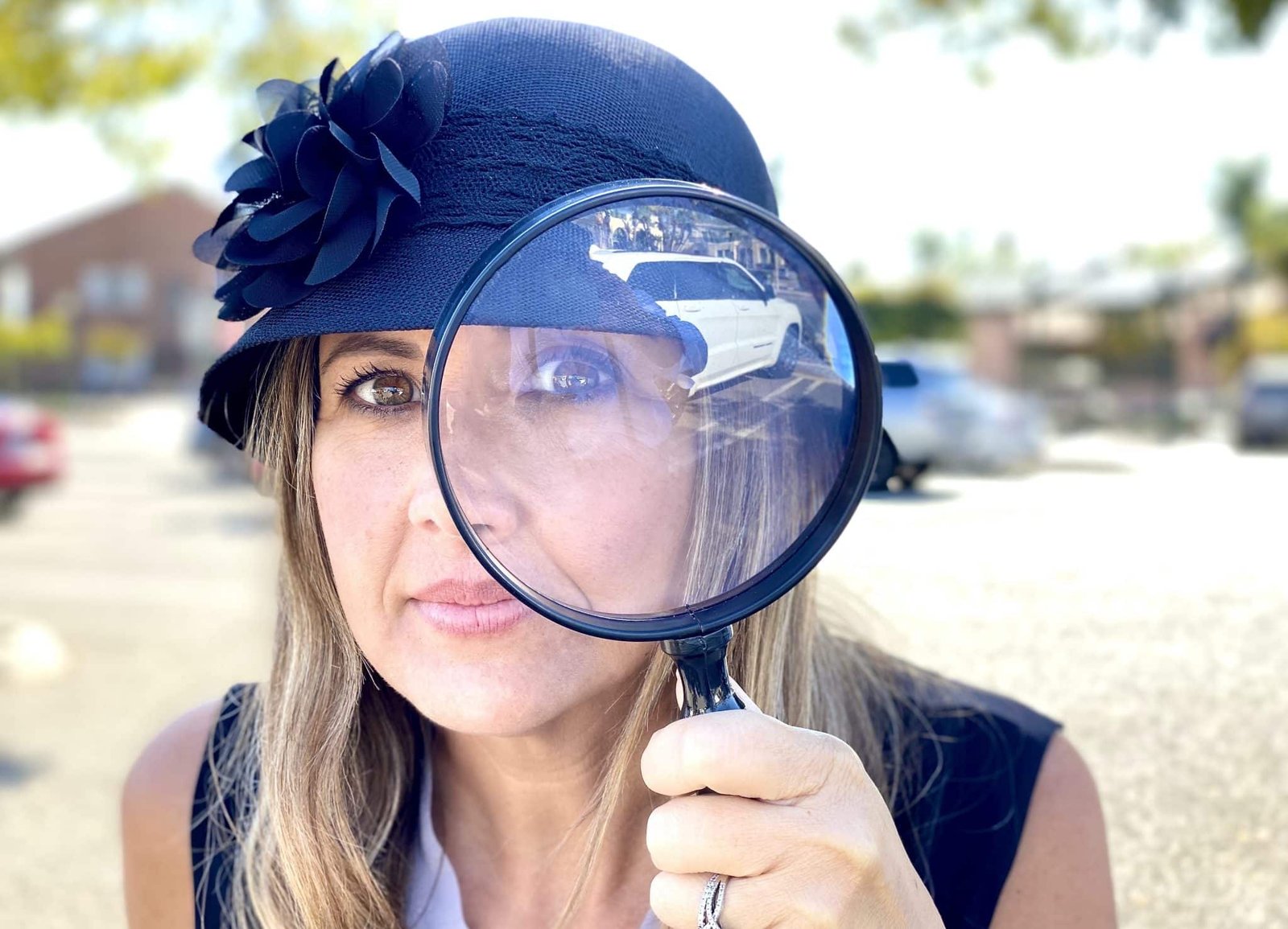 Kvinnelig detektiv på jakt etter sexy mysterier. Subtil erotisk novelle illustrasjon