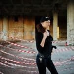 Sexy etterforsker på åsted. Illustrasjon for romantisk subtil erotisk novelle