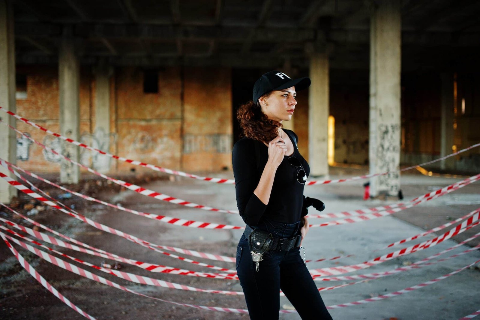 Sexy etterforsker på åsted. Illustrasjon for romantisk subtil erotisk novelle