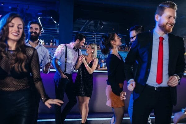 Et sexy par flørter ved baren. Setter stemningen for en kommende erotisk opplevelse.