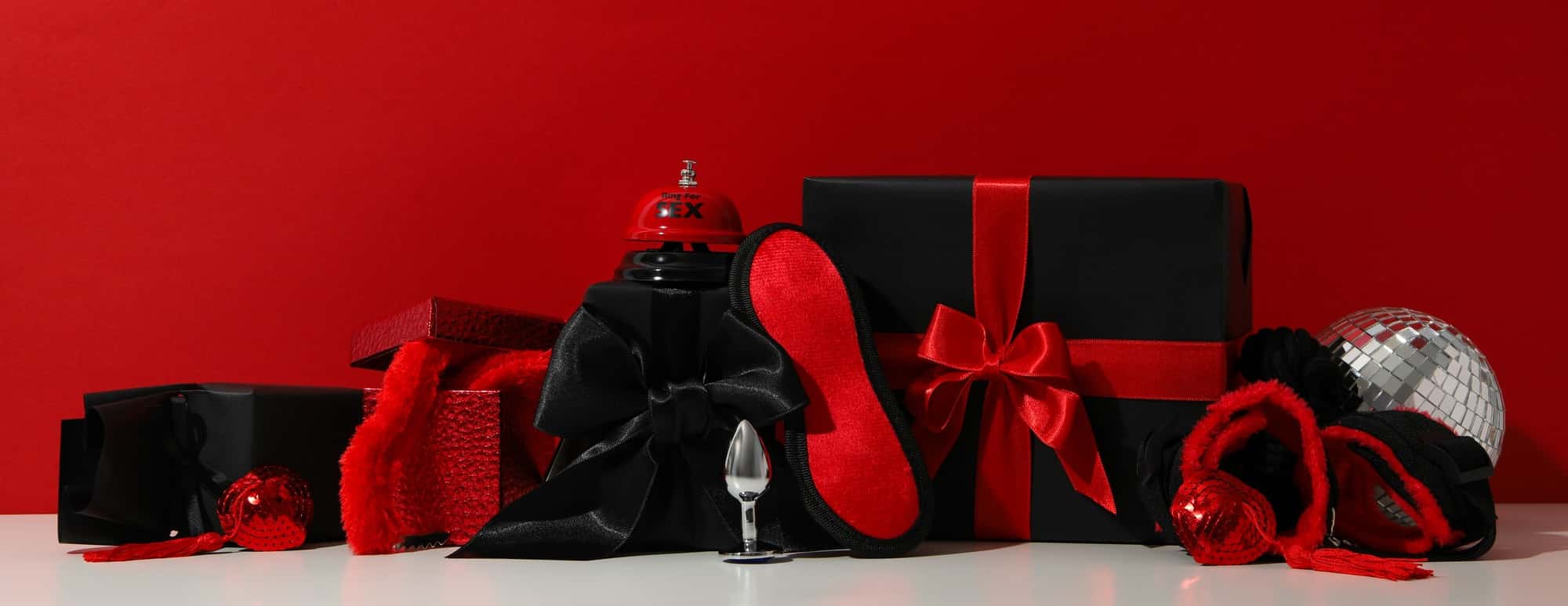 Rød bakgrunn med sexleketøy og gaver. Illustrasjon av en hot valentindag-feiring