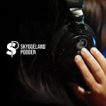 Skyggelandet - podcast - dame med headset på hodet med skyggelandet sin logo på. Tekst ved siden av hvor det står skyggeland-podden
