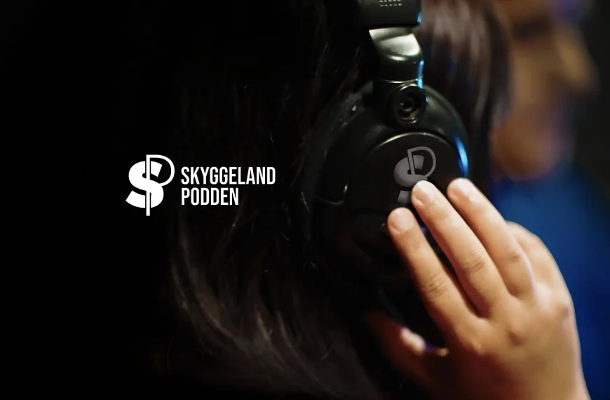 Skyggelandet - podcast - dame med headset på hodet med skyggelandet sin logo på. Tekst ved siden av hvor det står skyggeland-podden
