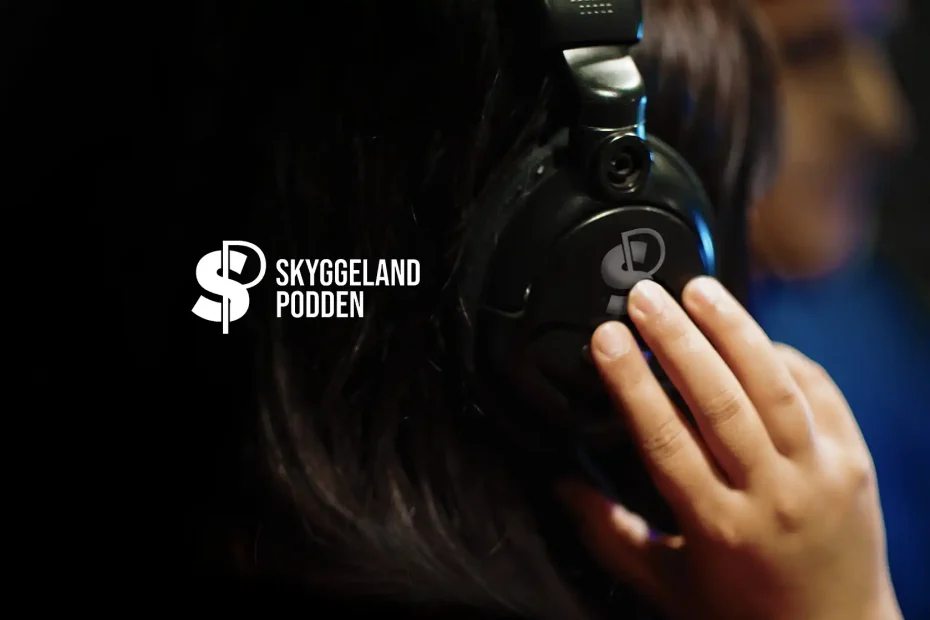 Skyggelandet - podcast - dame med headset på hodet med skyggelandet sin logo på. Tekst ved siden av hvor det står skyggeland-podden