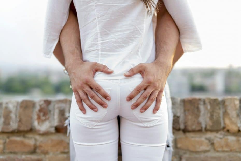 Mann holder hendene sine på rumpa til dame. Snakker om analsex