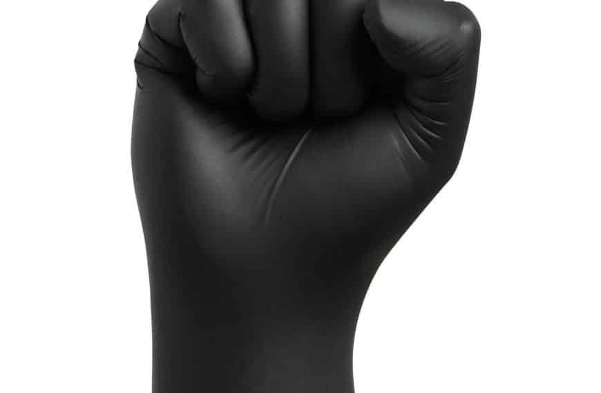 Knyttneve med sort latexhanske på. Bruk gjerne engangshansker ved fisting,