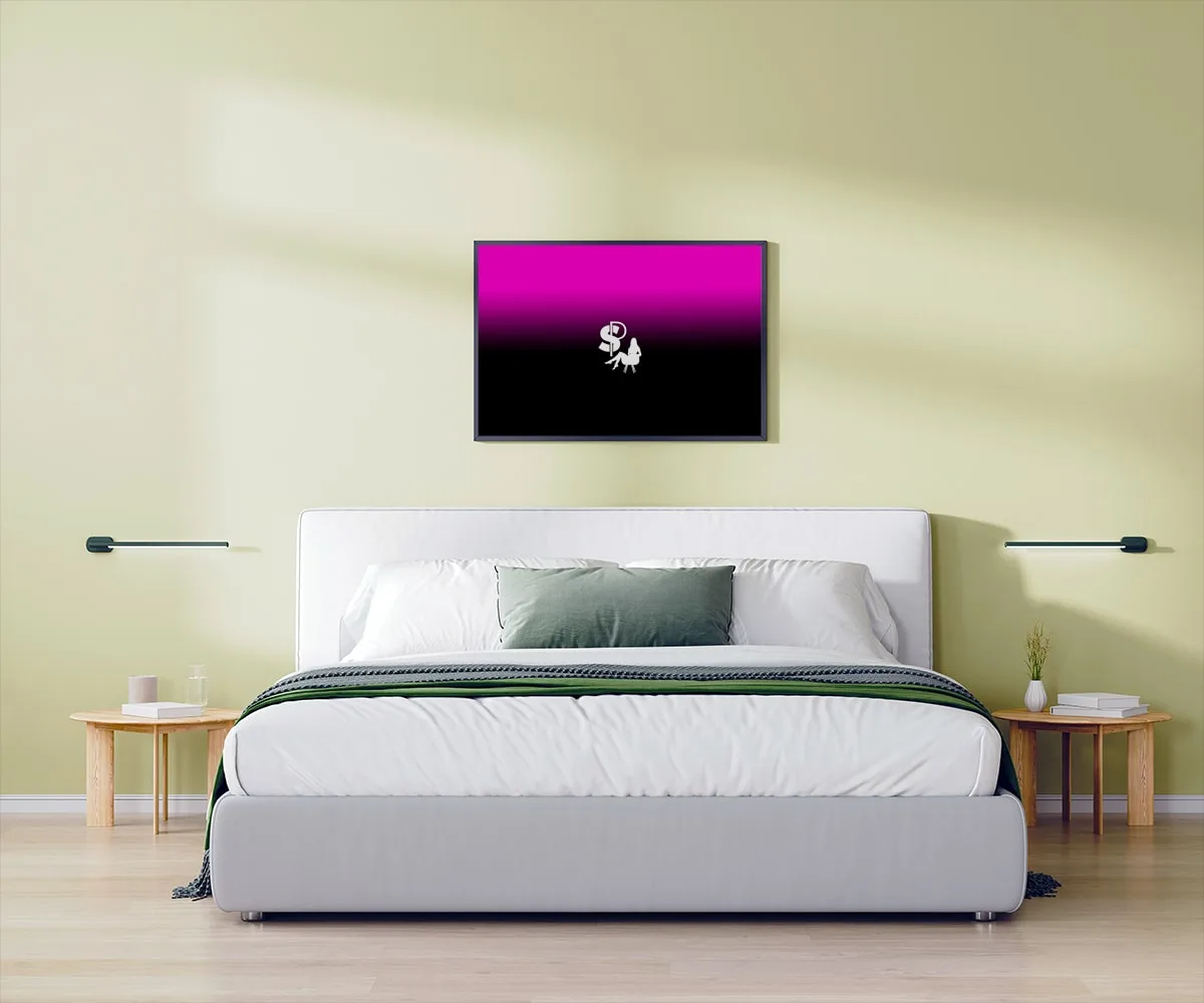 Pent oppredd seng med et lilla bilde på veggen, med en kombinasjon av logoene til Snakk Om Sex og Skyggelandet på