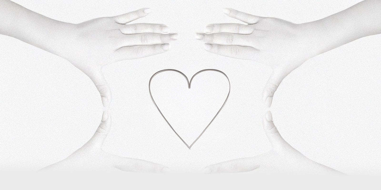 Hender som omkranser et hjerte
