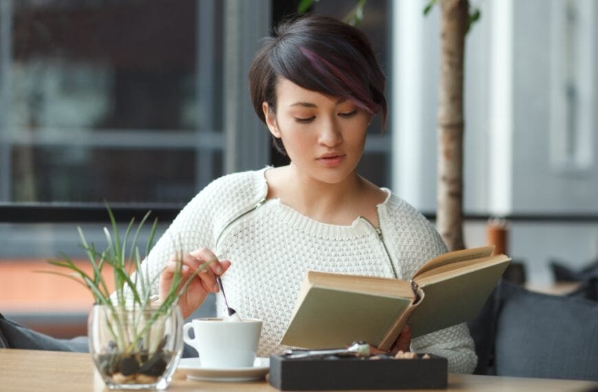 Vakker dame drikker te og leser bok på en cafe. Slik starter den erotiske novellen "Slik ble det sagt", og det illustrerer også bildet.