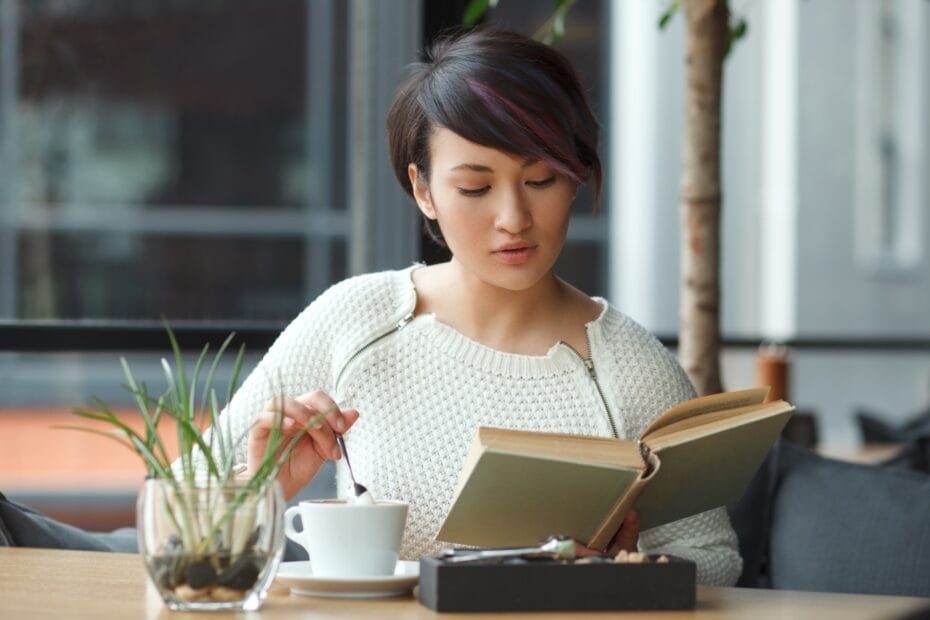 Vakker dame drikker te og leser bok på en cafe. Slik starter den erotiske novellen "Slik ble det sagt", og det illustrerer også bildet.