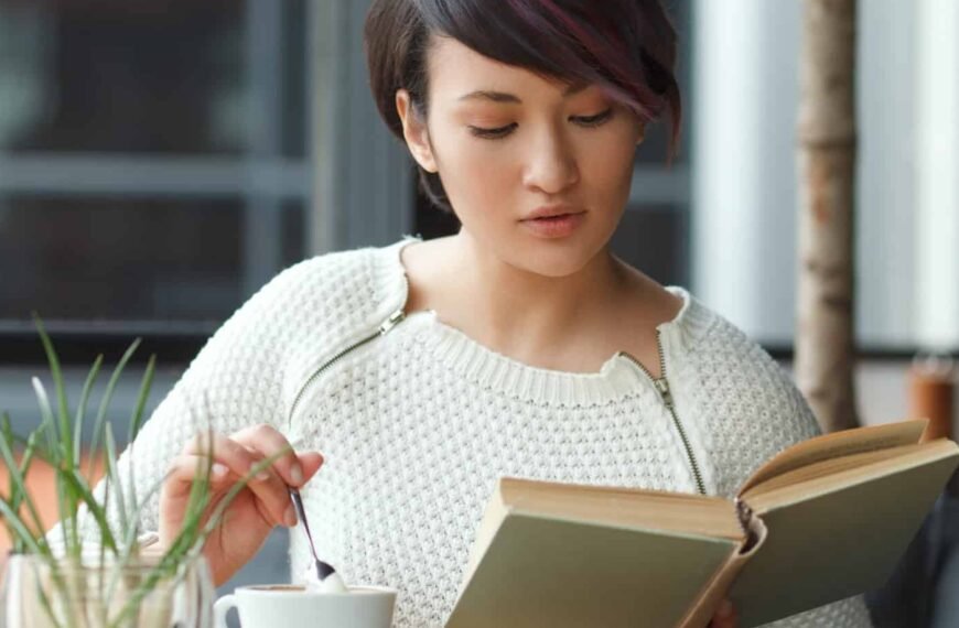 Vakker dame drikker te og leser bok på en cafe. Slik starter den erotiske novellen "Slik ble det sagt", og det illustrerer også bildet.