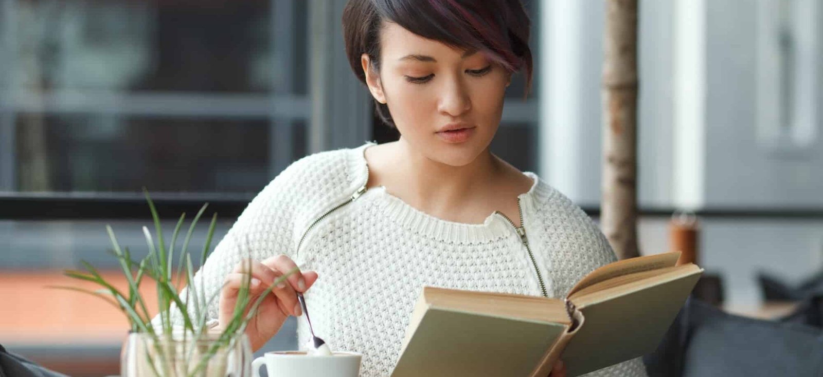 Vakker dame drikker te og leser bok på en cafe. Slik starter den erotiske novellen "Slik ble det sagt", og det illustrerer også bildet.