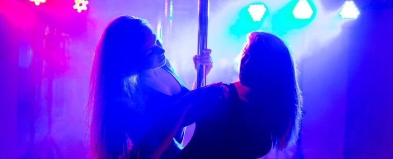 Swingersklubber i Norge : To sexy damer på sexklubb / swingersklubb