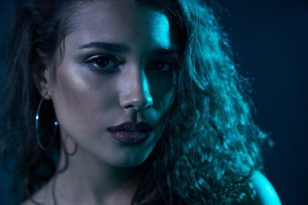 Vakker kvinne under blått neon lys, illustrerer erotisk novelle om møtet med en trans seksuell prostituert i Red Light District i Amsterdam