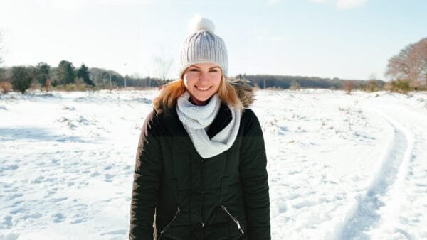 vakker dame ute i skisporet illustrasjon til novellen hytteturen