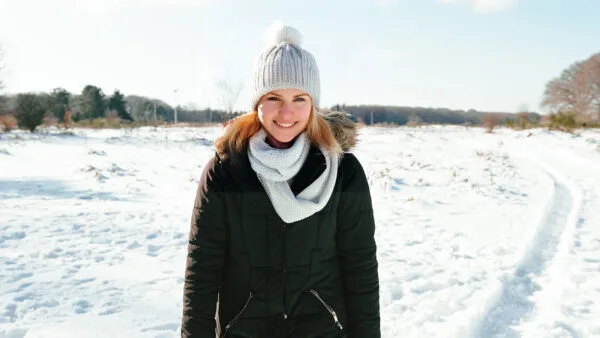 vakker dame ute i skisporet illustrasjon til novellen hytteturen