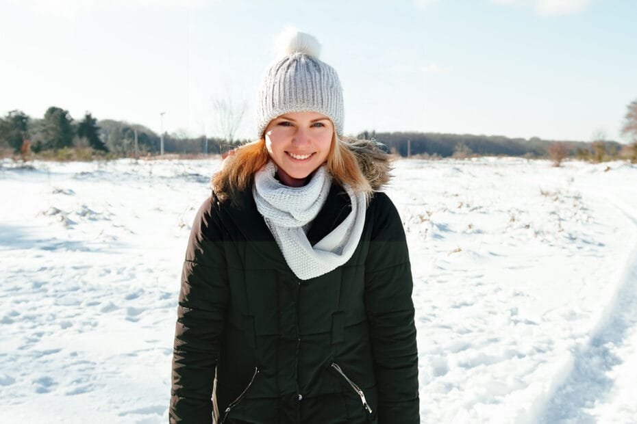 vakker dame ute i skisporet illustrasjon til novellen hytteturen