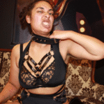 Gina ikledd sexy kostyme med bdsm referanser
