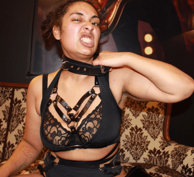 Gina ikledd sexy kostyme med bdsm referanser