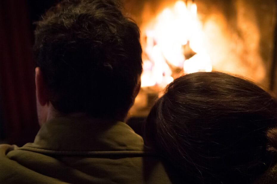 et par sitter foran peisen