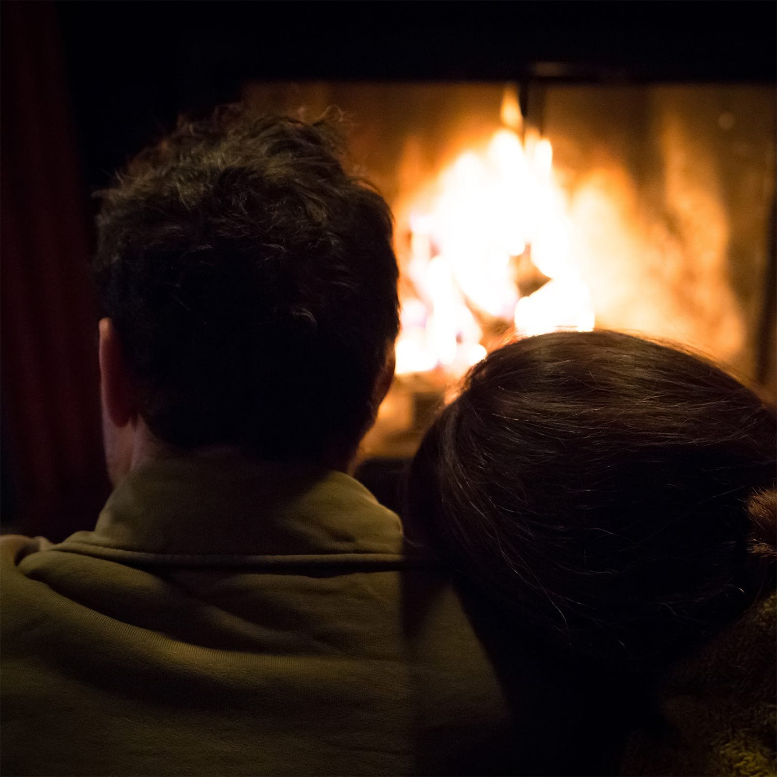 et par sitter foran peisen