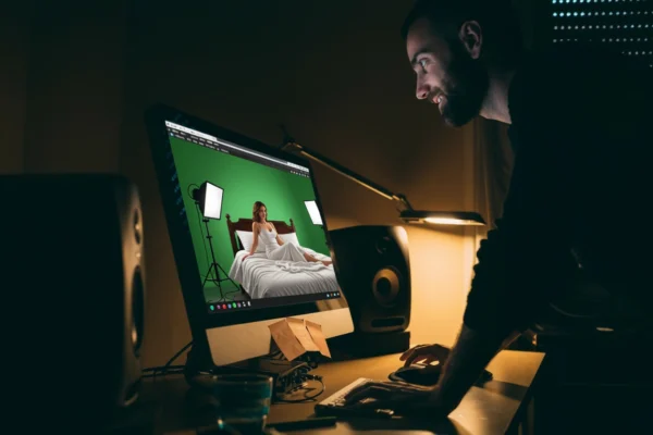 Mann ser på porno innspilling på skjermen sin