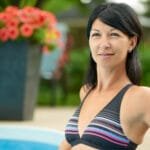 sexy moden dame står i svømmebassenget og venter