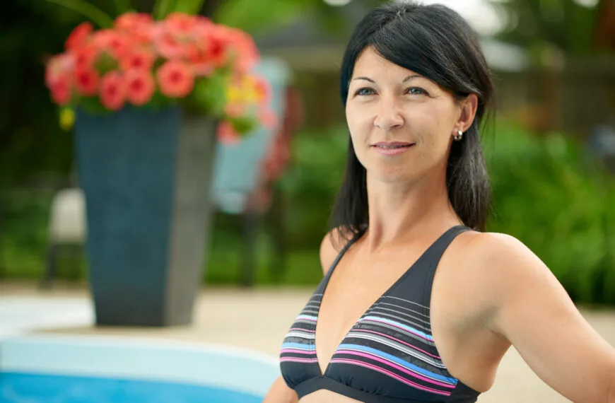 sexy moden dame står i svømmebassenget og venter