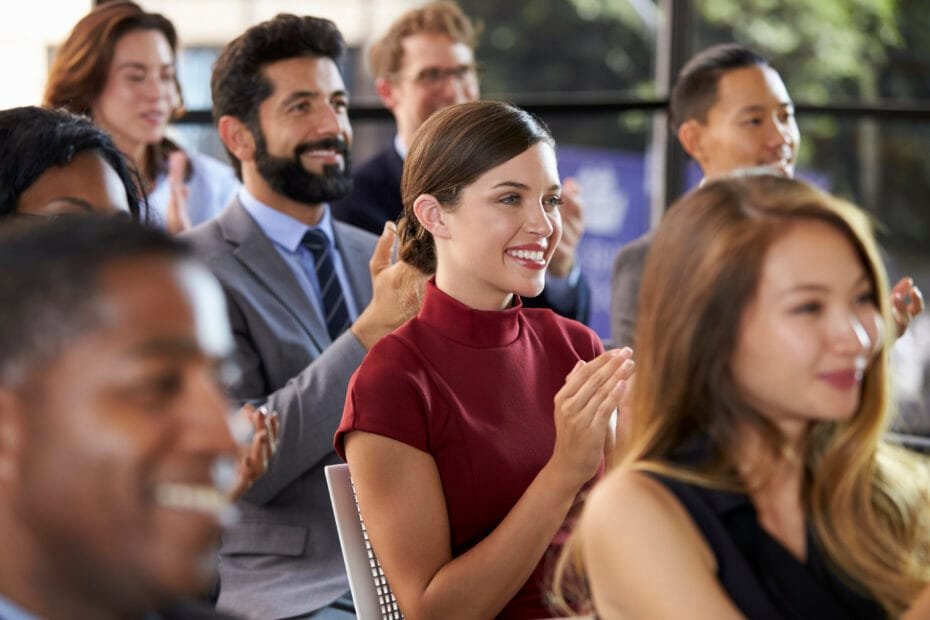 Sexy brunette sitter på en stol på en konferanse